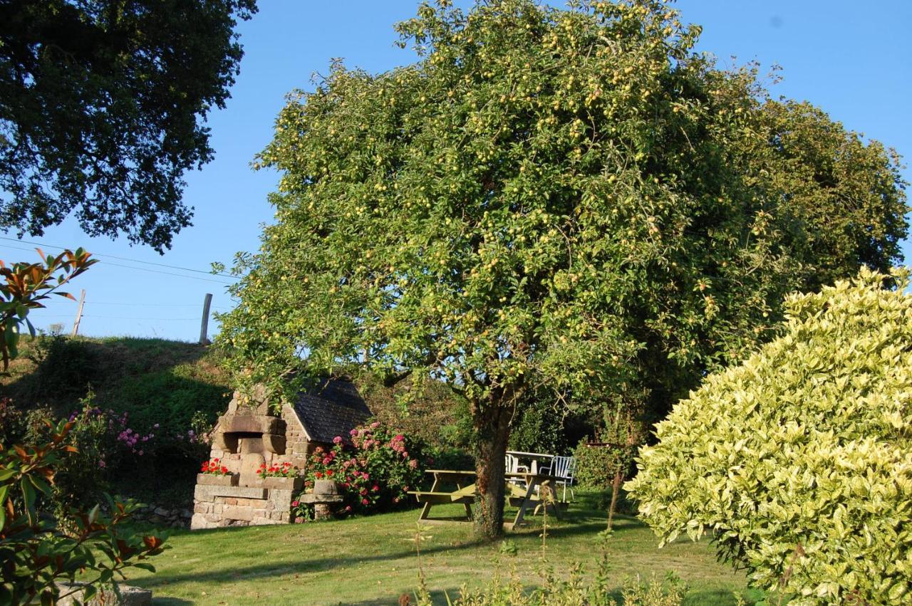Le Pont St Michel Bed & Breakfast Maen Roch Exterior photo